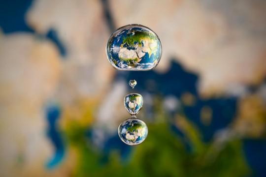 水滴凸透鏡+高速攝影=創造瞬間的星球