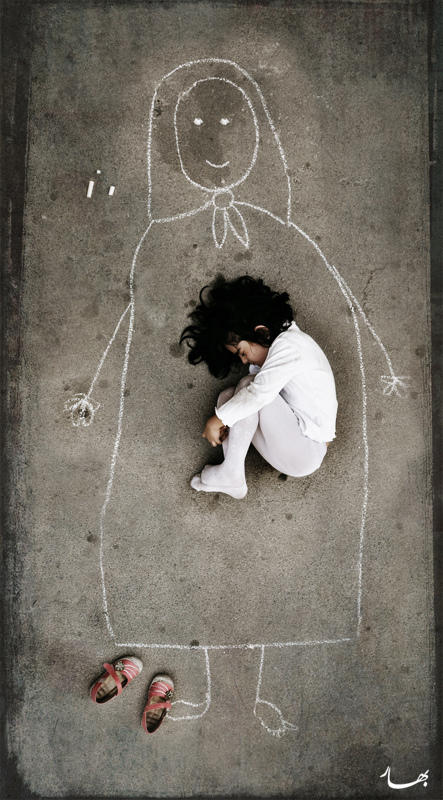 伊拉克孤兒院的孩子畫了個媽媽，躺她懷裏
