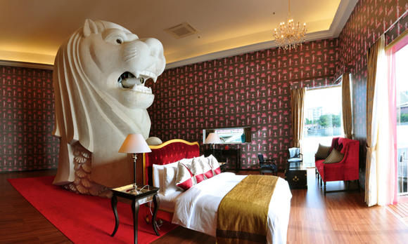 睡在新加坡魚尾獅旁邊