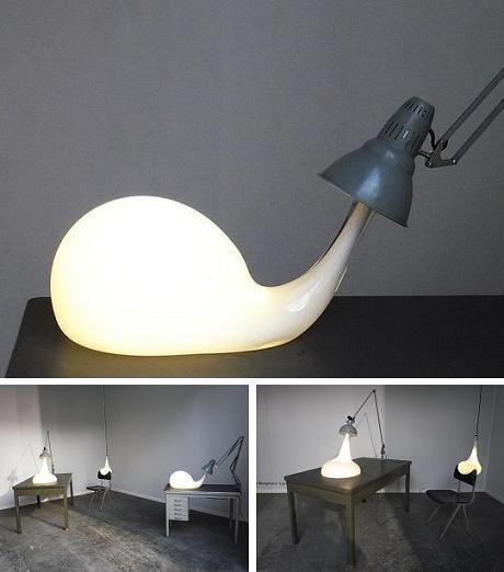 你累了嗎? 躺在桌椅上的懶懶檯燈