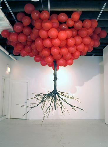 連根拔起的飄浮愛心樹