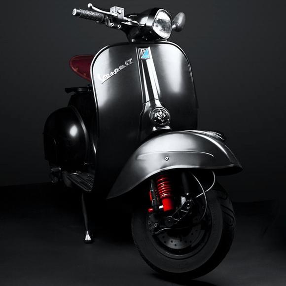 騎這台偉士牌也是有型的黑暗騎士