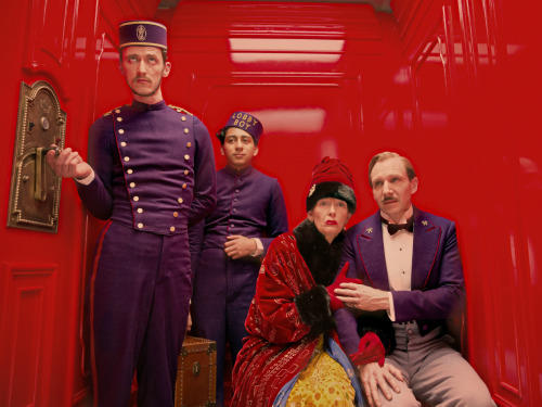 《歡迎來到布達佩斯大飯店》看那中間一條線!! 《歡迎來到布達佩斯大飯店》看那中間一條線!!