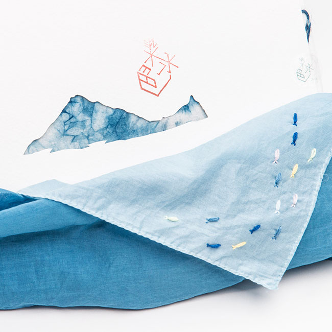 水色染_龜嶼共潮生方巾 小魚刺繡款