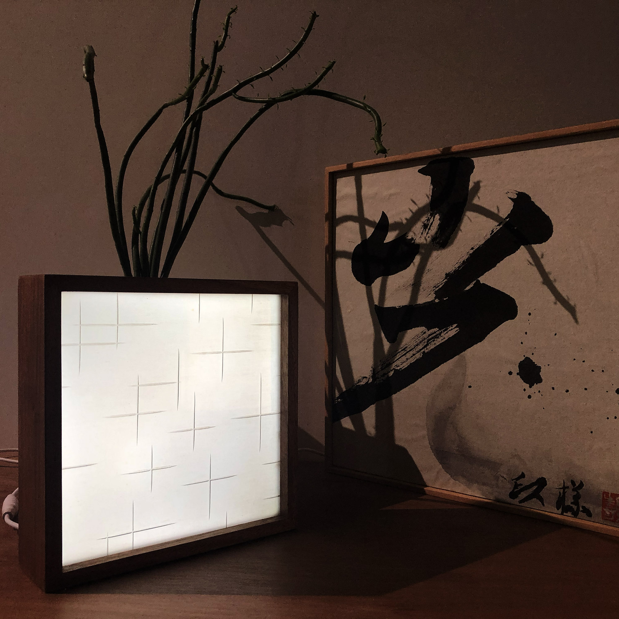 Lighto 光印樣_懷舊窗花玻璃燈箱－黃光 7x7吋 （四款選）